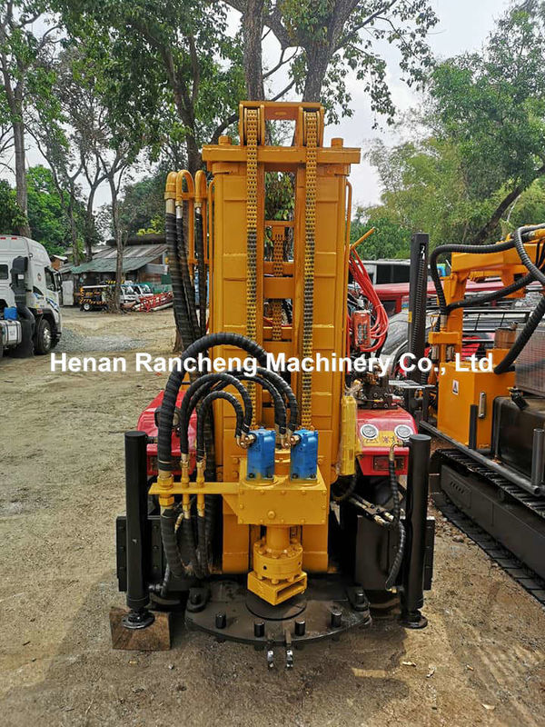 ความลึก 200m เครื่องยนต์ดีเซล 40HP เครื่องเจาะบ่อน้ําแบบไฮดรอลิก พร้อมรถสามล้อ