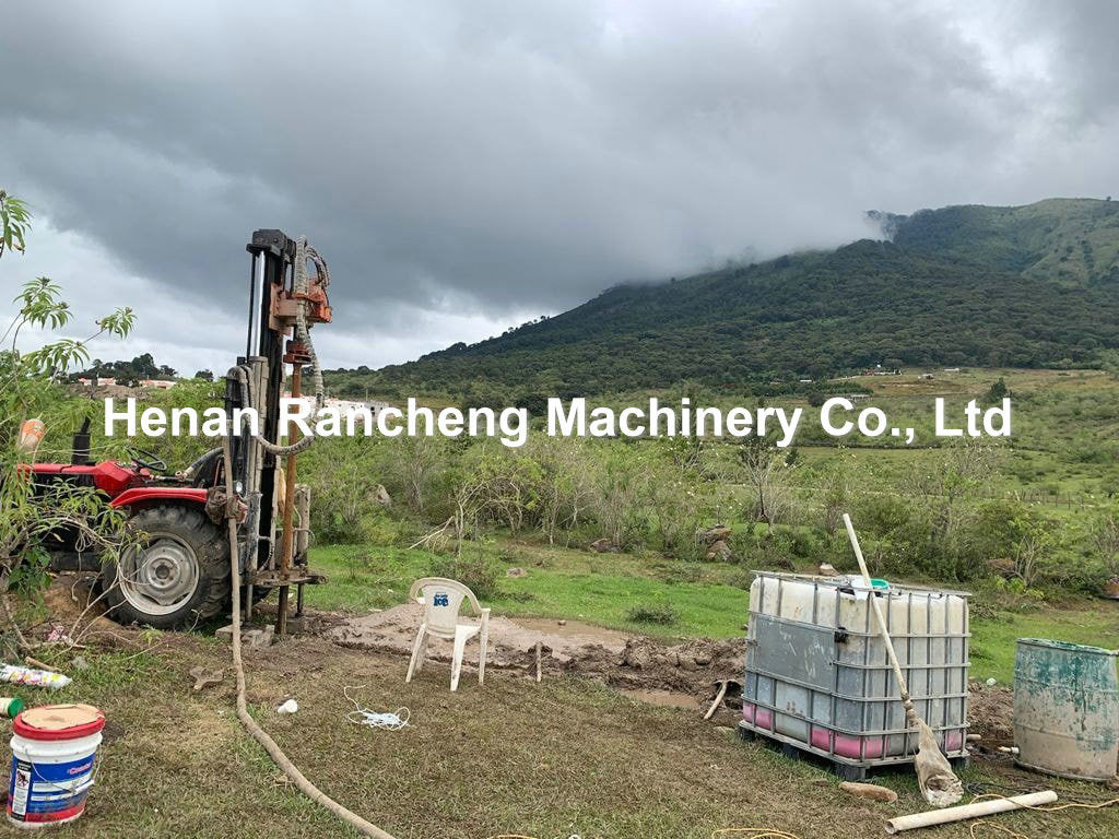 ความลึก 200m เครื่องยนต์ดีเซล 40HP เครื่องเจาะบ่อน้ําแบบไฮดรอลิก พร้อมรถสามล้อ