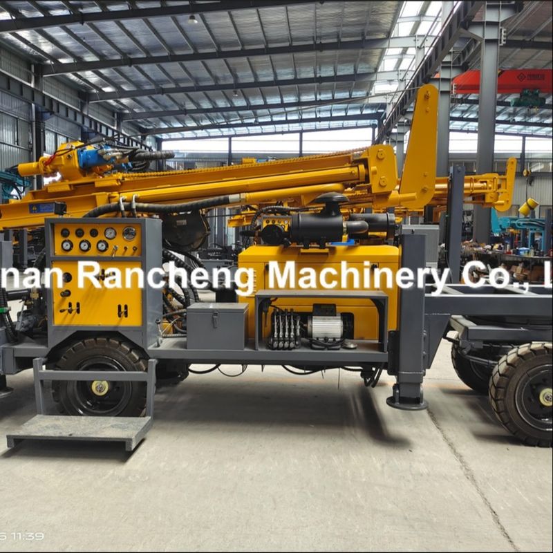 220m 65KW Quanchai เครื่องยนต์ ล้อติดตั้งเครื่องเจาะบ่อน้ํา ด้วยแรงยก 13T