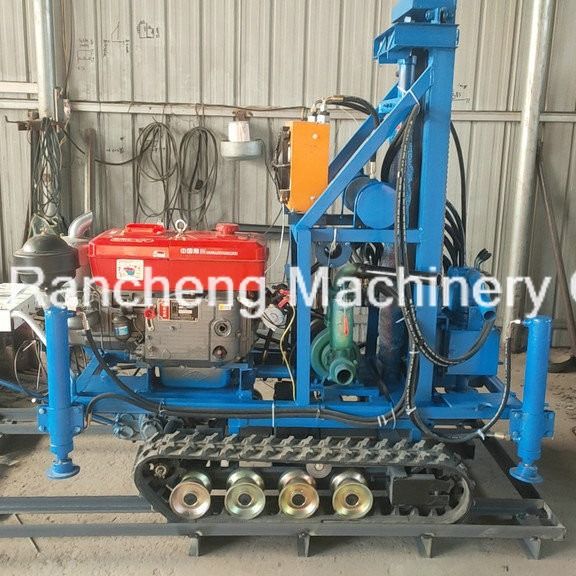 ความลึก 150m ระบบตีและหมุนชนิดยาง Crawler ติดตั้งเครื่องเจาะน้ํา