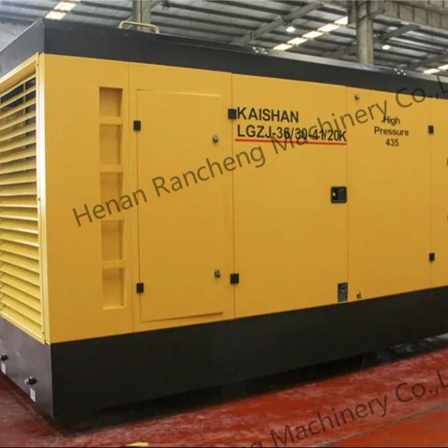 เครื่องปรับอากาศสกรูเคลื่อนที่ 30bar พร้อมเครื่อง Cummins 550HP สําหรับบ่อน้ําลึก