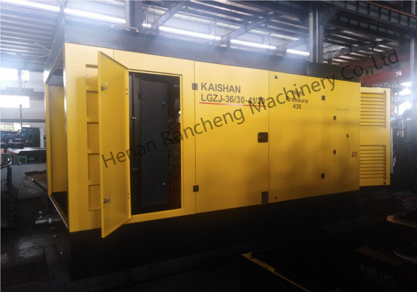 เครื่องปรับอากาศสกรูเคลื่อนที่ 30bar พร้อมเครื่อง Cu-mmins 550HP สําหรับบ่อน้ําลึก