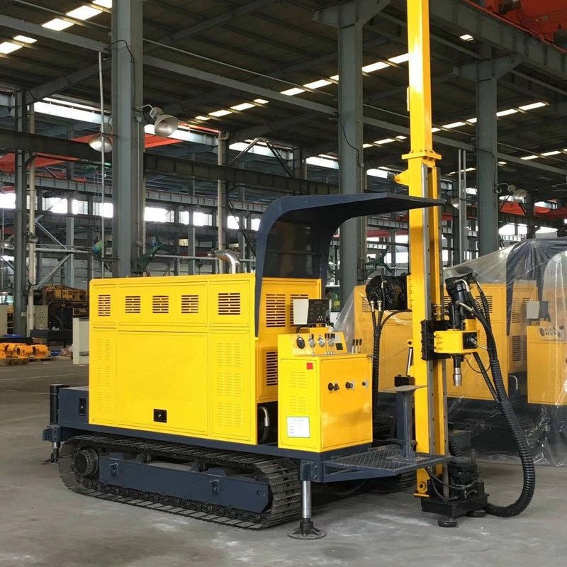 ความเร็ว 2200rpm ไฮดรอลิก Crawler Core Drilling Rig ขับเคลื่อนโดย 74KW Cummins เครื่องยนต์ดีเซล
