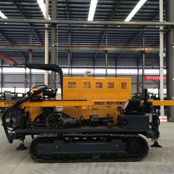 ความเร็ว 2200rpm ไฮดรอลิก Crawler Core Drilling Rig ขับเคลื่อนโดย 74KW Cummins เครื่องยนต์ดีเซล
