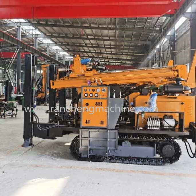 เครื่องเจาะบ่อน้ำสำหรับเจาะลึก 800 เมตรในดินทุกประเภท 154KW Cu-mmins